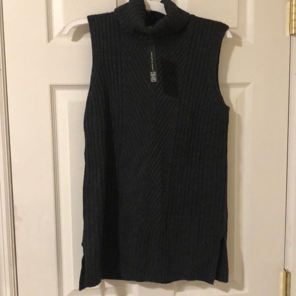 Sleeveless turtle neck sweater